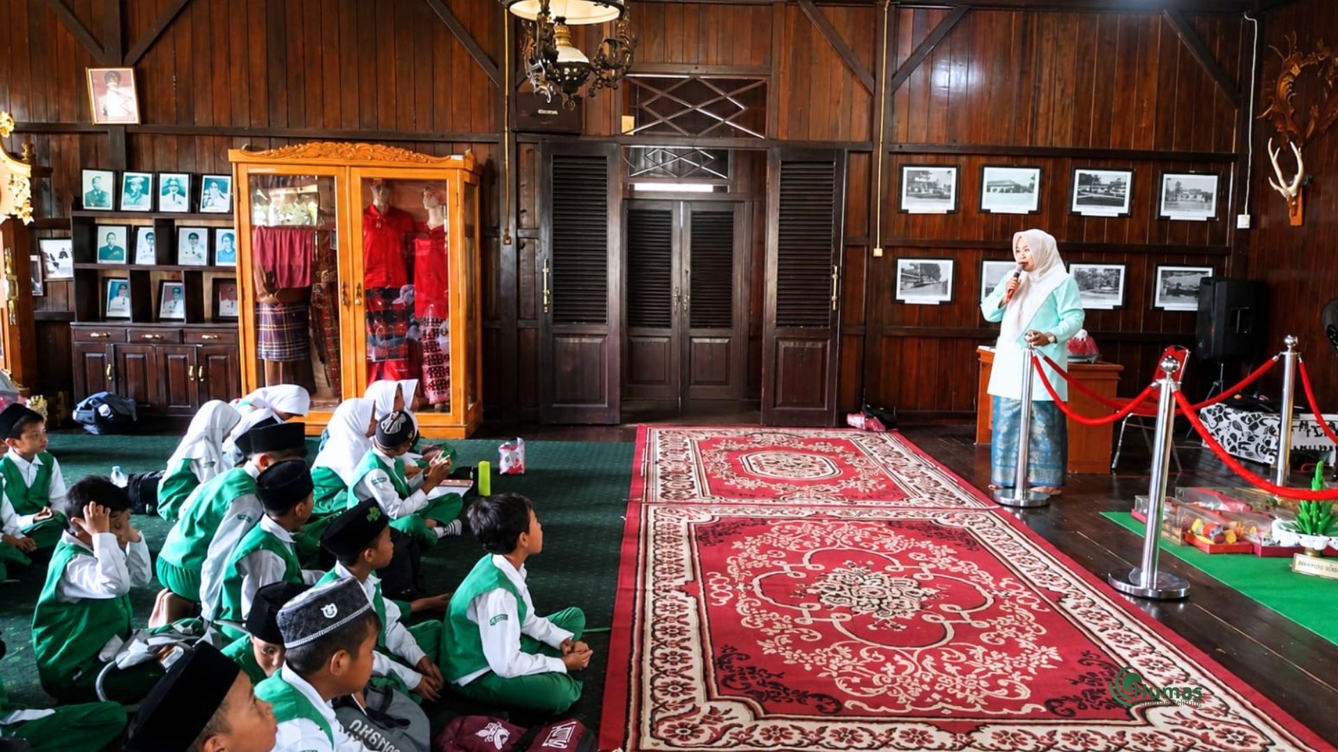 Murid Kelas III MIN 1 Belitung Kunjungi Rumah Adat Belitung dan Ikuti Tradisi Makan Bedulang